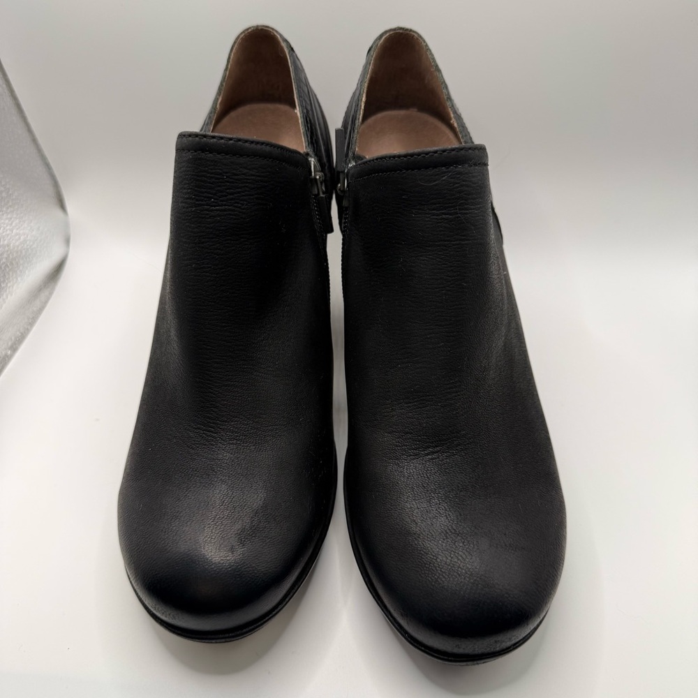 Dansko Black Leather Ankle Booties Size 39/8.5 Inside Zip 3” Stacked Heel EUC